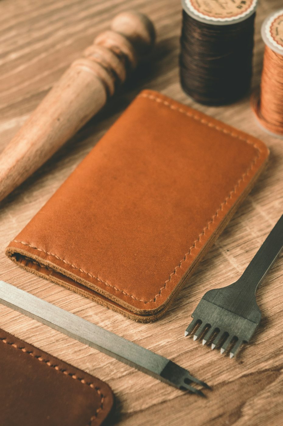 Outils de maroquinier et carnet en cuir sur l'établi